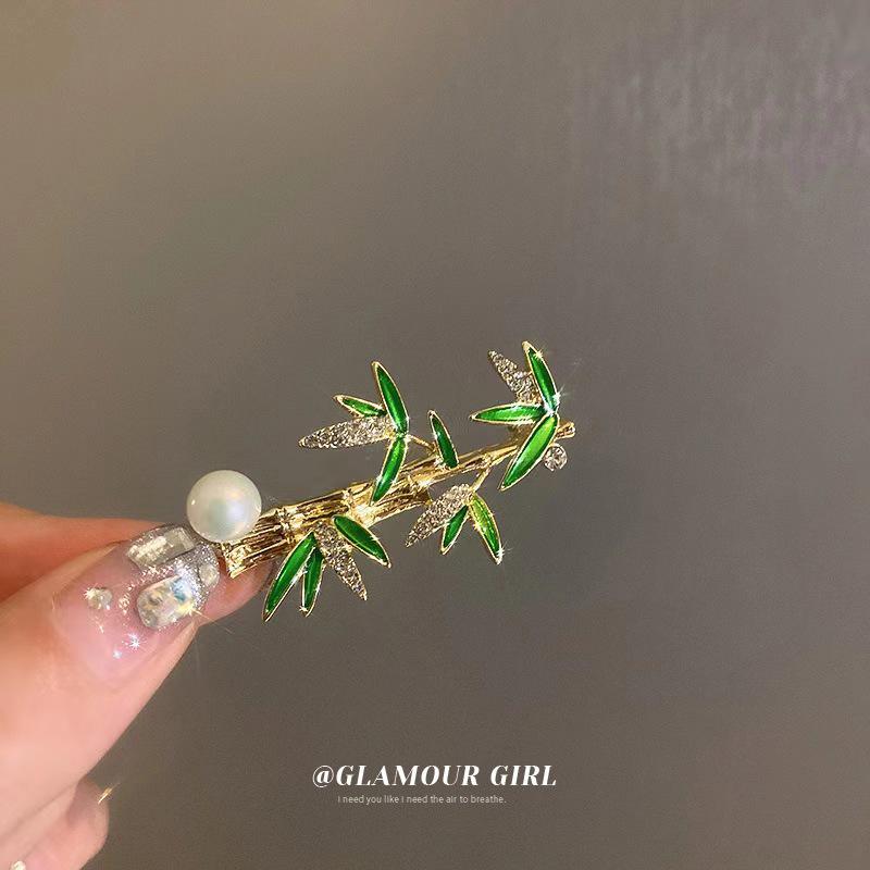 Exquisite Retro European & American Style Brooch: Unique Vintage Fashion Pin for Women - Elegant Oil Drop Design.