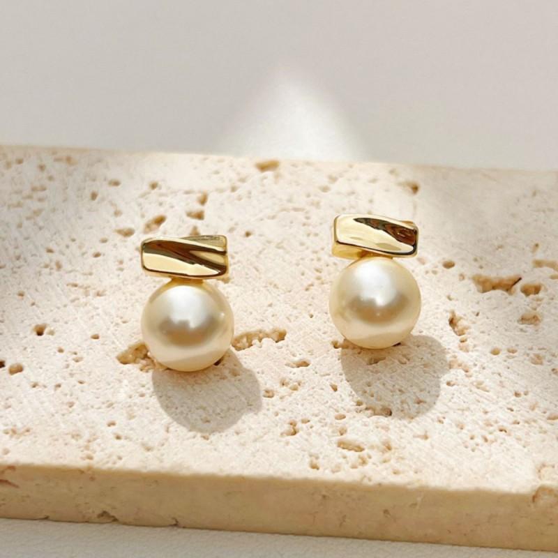 Minimalist Pearl Earrings Women Fashionable Versatile Light Luxury Style Unique Design