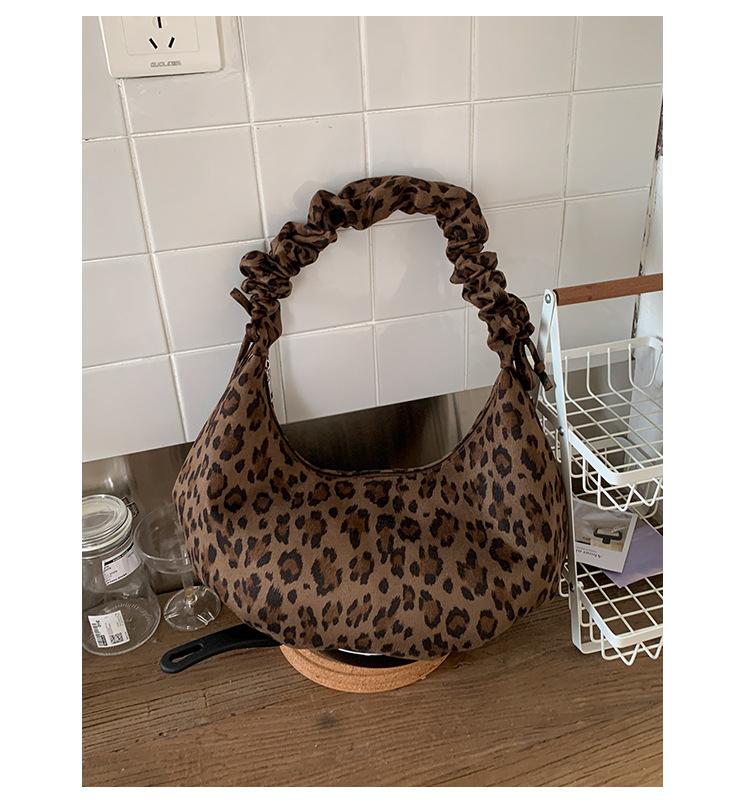 

South Korea s new niche leopard print messenger dumpling bag design is fashionable and casual, versatile and foreign style single shoulder croissant