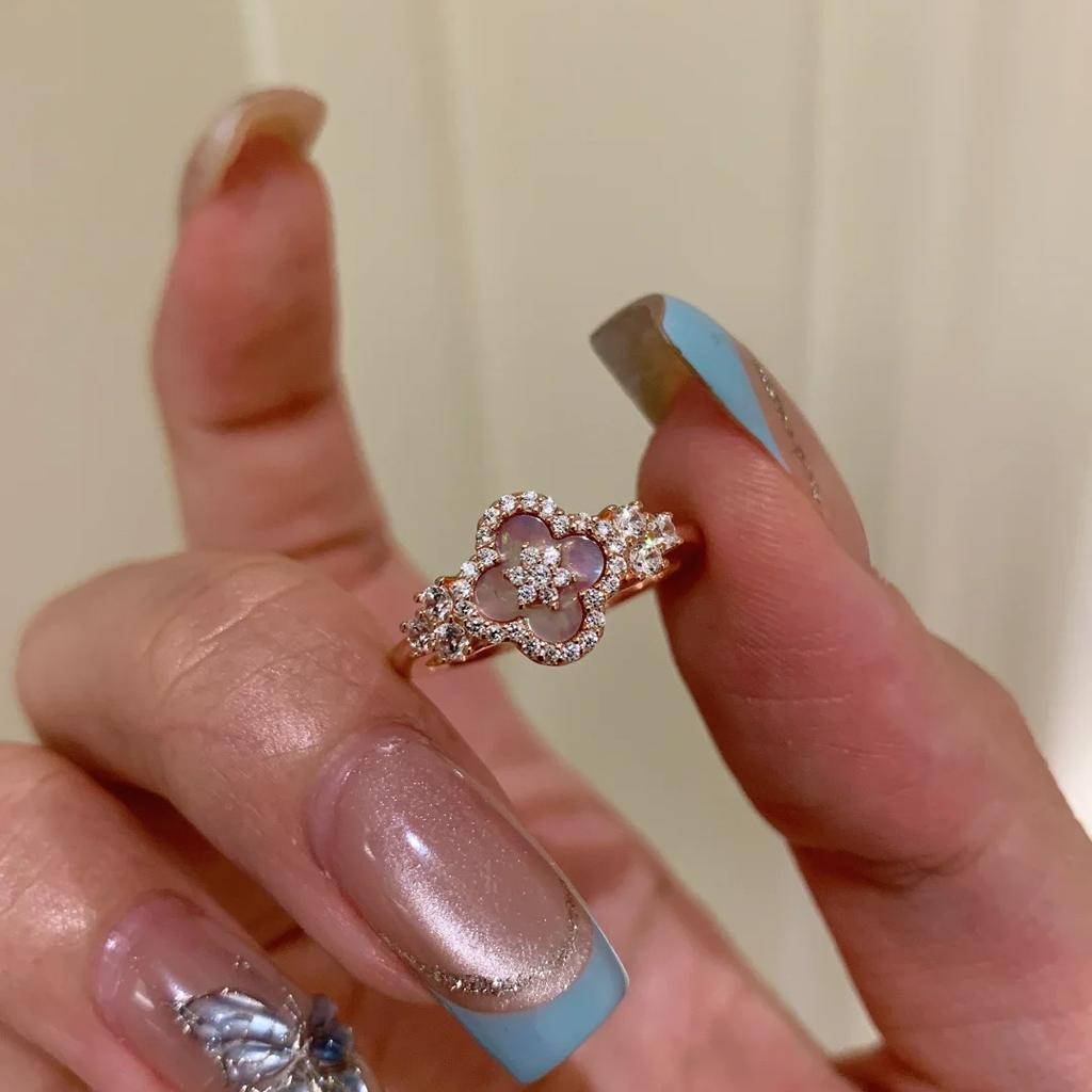 Italienischer Retro-Gerichtsstil Natürlicher Rosa Schachbrettblume Kleeblatt Ring, High-End Super Fee Design Kleeblatt Mädchen Ring