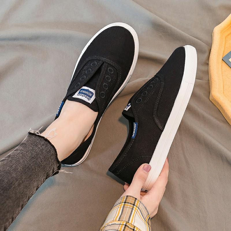 Nové plátěné boty jsou všestranné, prodyšné a snadno se nosí. Jsou ploché a dají se nosit na jedné noze.