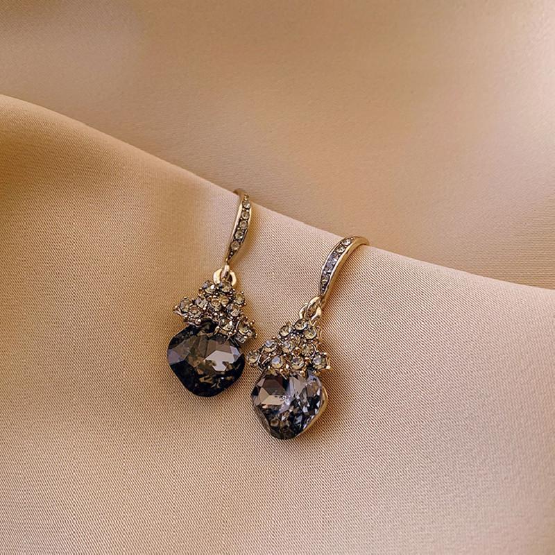 Light Luxury Style Black Micro Inlay French Retro Personalized Design Sense, Internet Celebrity Temperament Earrings for Women