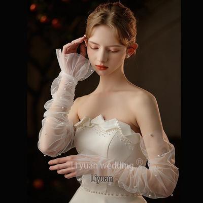Abito da Sposa in Pizzo con Perline, Maniche Lunghe in Tulle Senza Dita e Guanti Trasparenti Coordinati