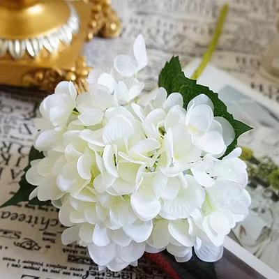 Decoração de casa – Flores e coroas artificiais