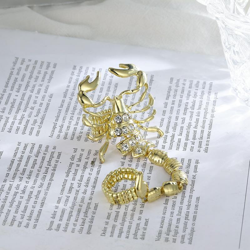Hot Girl Shows Off Her White Metal Scorpion Chain Ring with Exaggerated Elasticity and Unique Index Finger