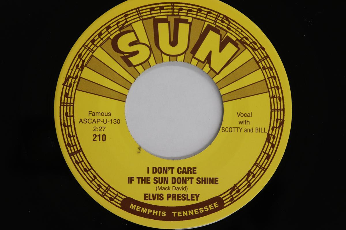

7inch Record ELVIS PRESLEY / ELVIS PRESLEY, SCOT - I Don t Care If The Sun Don t Shine 210 SUN US Rock Used