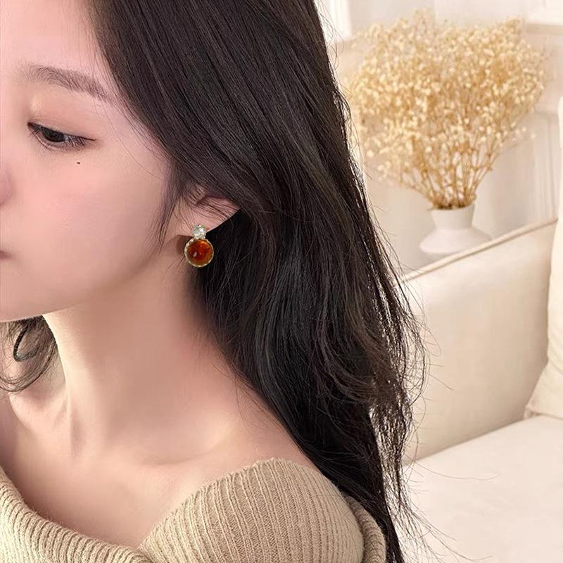 Autumn and Winter New Amber Ear Clips Without Ear Piercings, Classic Flash Diamond Glazed Earrings, Light Luxury High-end Mosquito Coil Disc Earrings