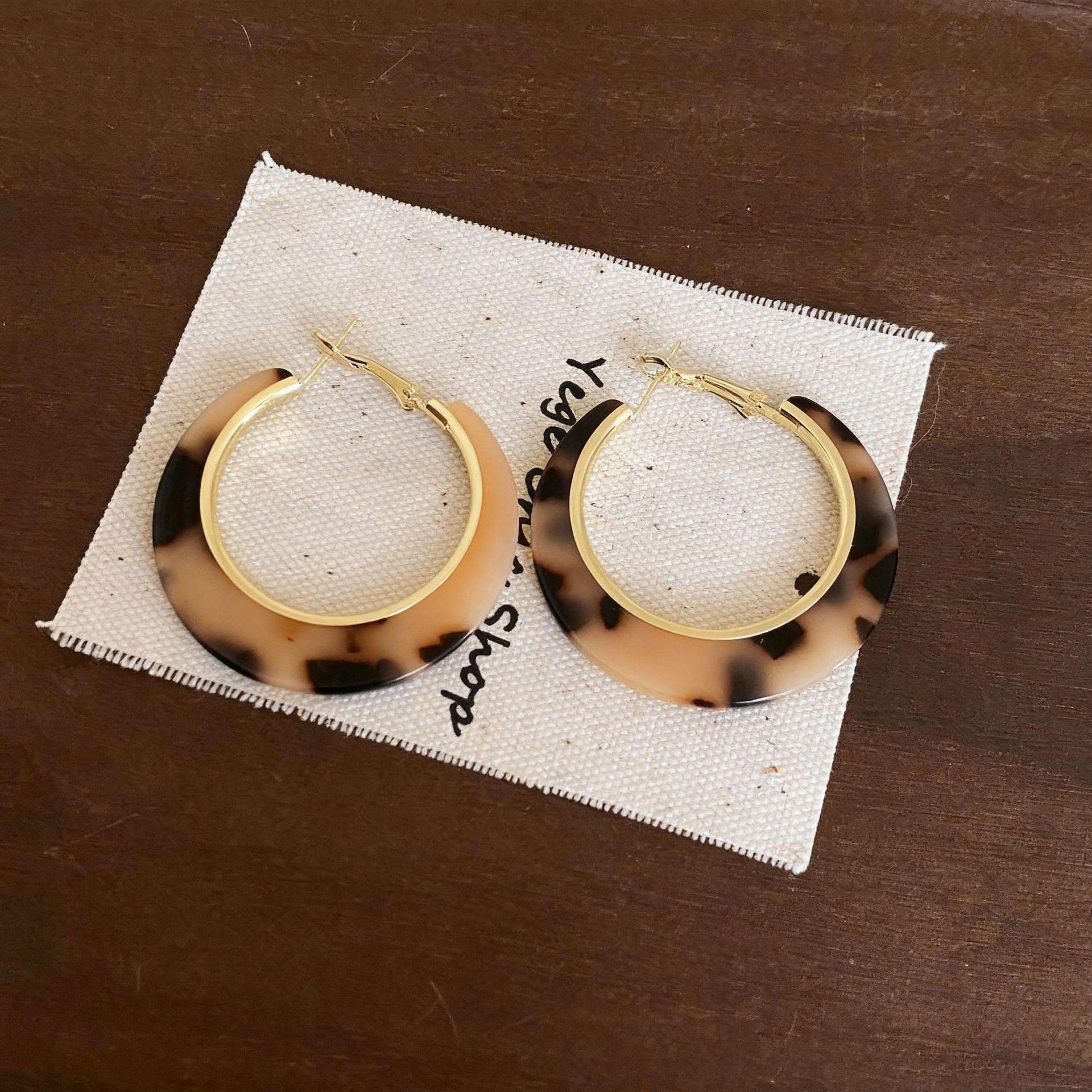 

Серьги-кольца с леопардовым принтом Серебряная игла - Ретро стиль Гонконга, Роскошное сохранение золотого цвета, Дизайн высокого класса с преувеличенными элементами. светло-коричневого