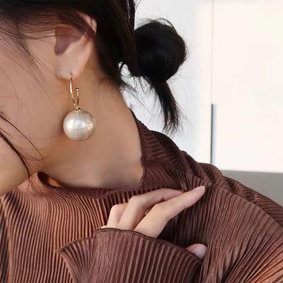 Design Fashion Exaggerated Pearl Ear Pendant Super Fairy Temperament Two Ways To Wear Oversized Pearl Earrings Women