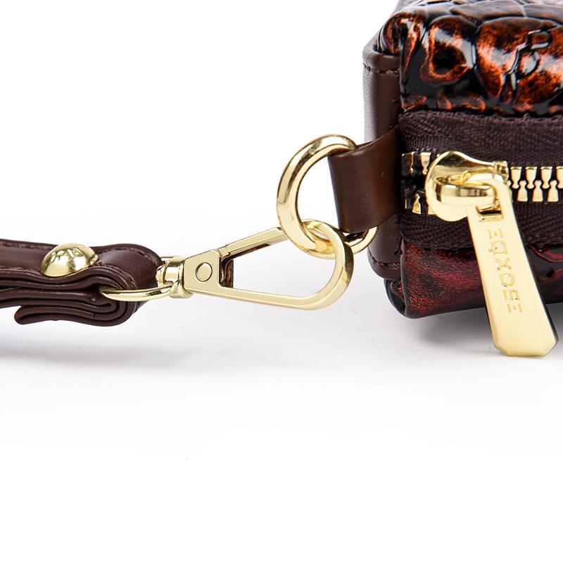 Elegant Embossed Floral Zipper Wallet for Women – Vintage Clutch with Gold Accent