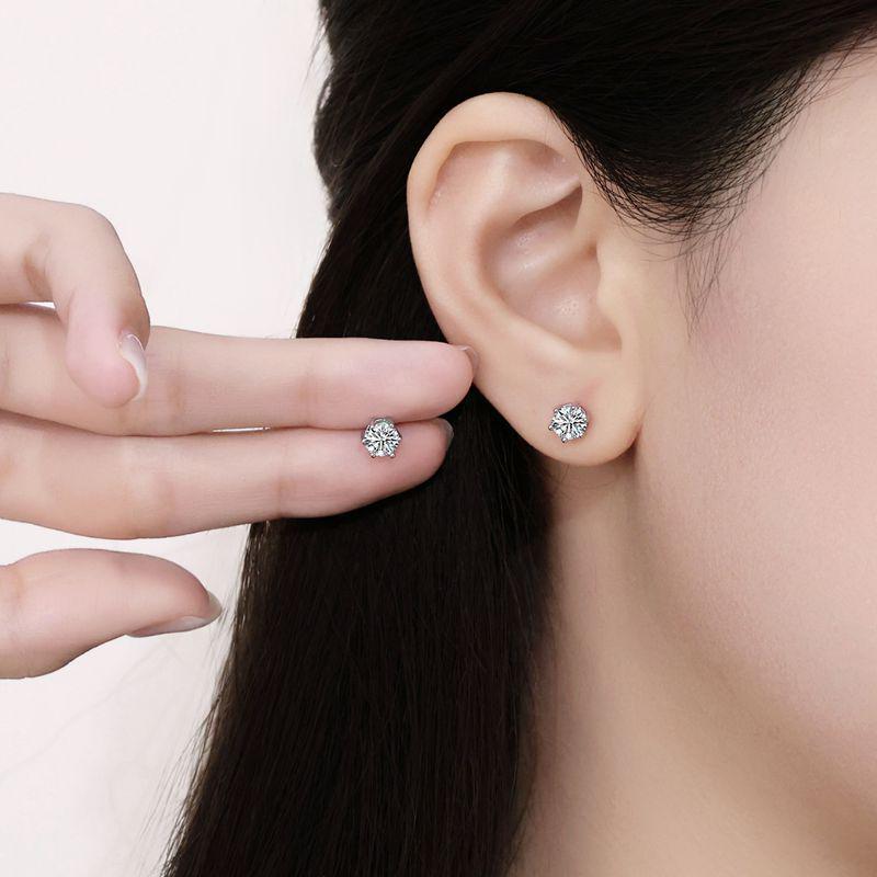 

Classic Moissanite Stud Earrings, Women s S925 Sterling Silver, Simple Six-Prong Setting, High-End Cartilage Style.
