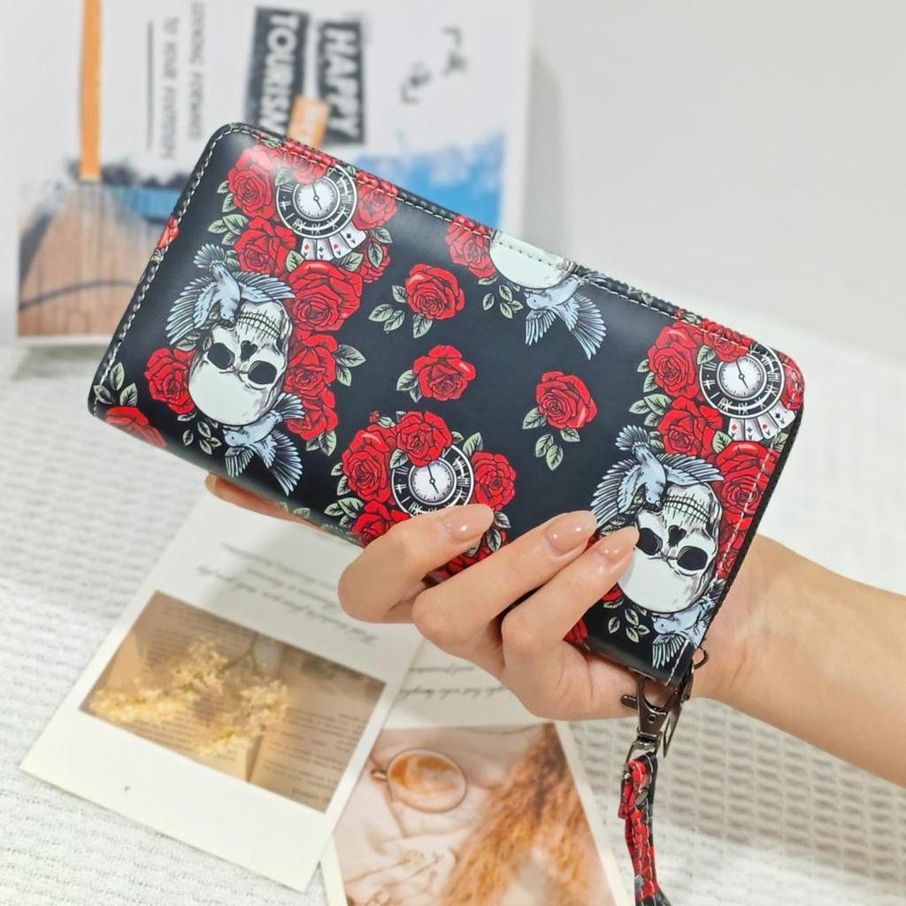 Halloween-Geschenkidee lange Geldbörse mit Totenkopf- und Rosenprint, mit Armband, Punk-Stil, in verschiedenen Farben, darunter Schwarz und Rot.
