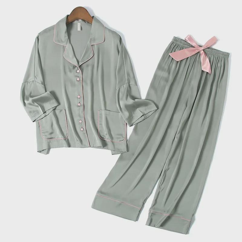 Pijamale simple de damă cu mânecă trei sferturi din imitație de mătase.