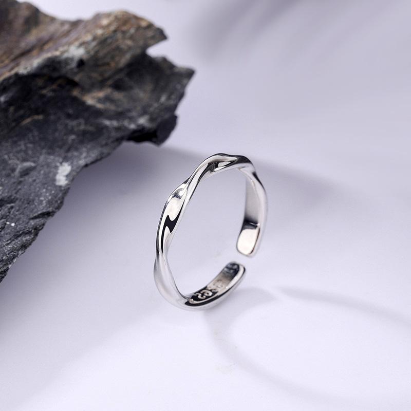 Twisted Wire Ring for Men and Women Minimalist Cold Premium Möbius Band