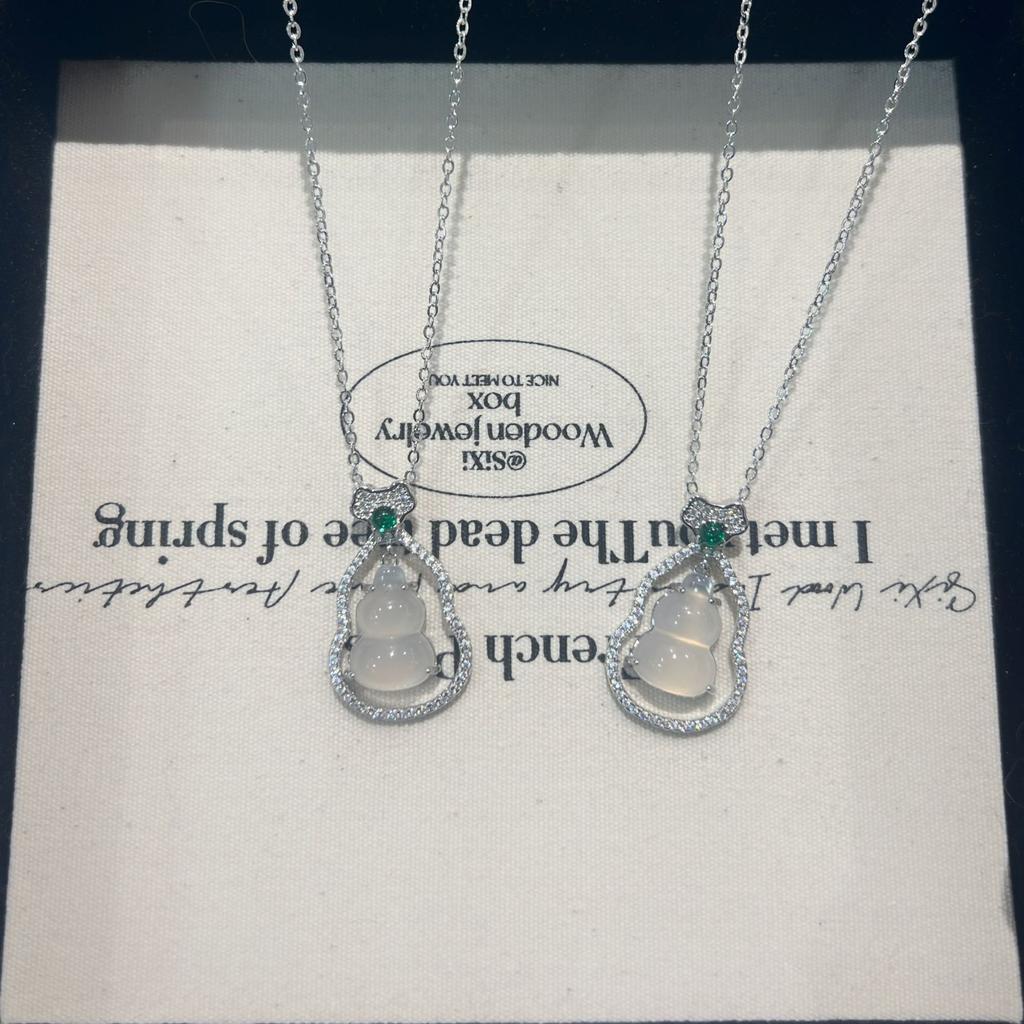 New Chinese Natural White Ice Chalcedony Gourd Necklace Women's Pendant Inlaid with Green Agate Celebrity Fashion Collarbone Chain Gift 2026