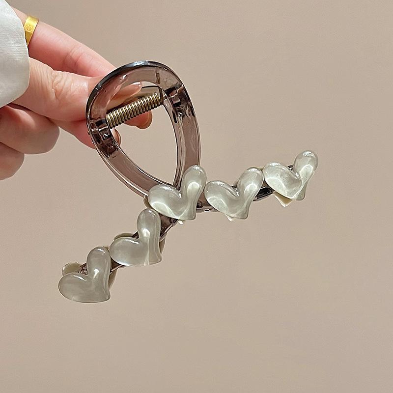 Neuer koreanischer mehrfarbiger Liebesherz-Haarclip für Damen, Mode, leichter Luxus, einfach, Haiklammer, Kopfschmuck für Geburtstagsfeiern