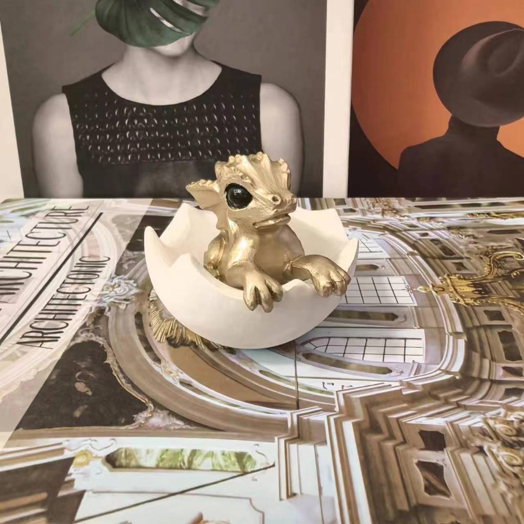 

Adorable Hatchling Dragon Eggshell Resin Art Piece For Trendy Tabletop Decoration золотой