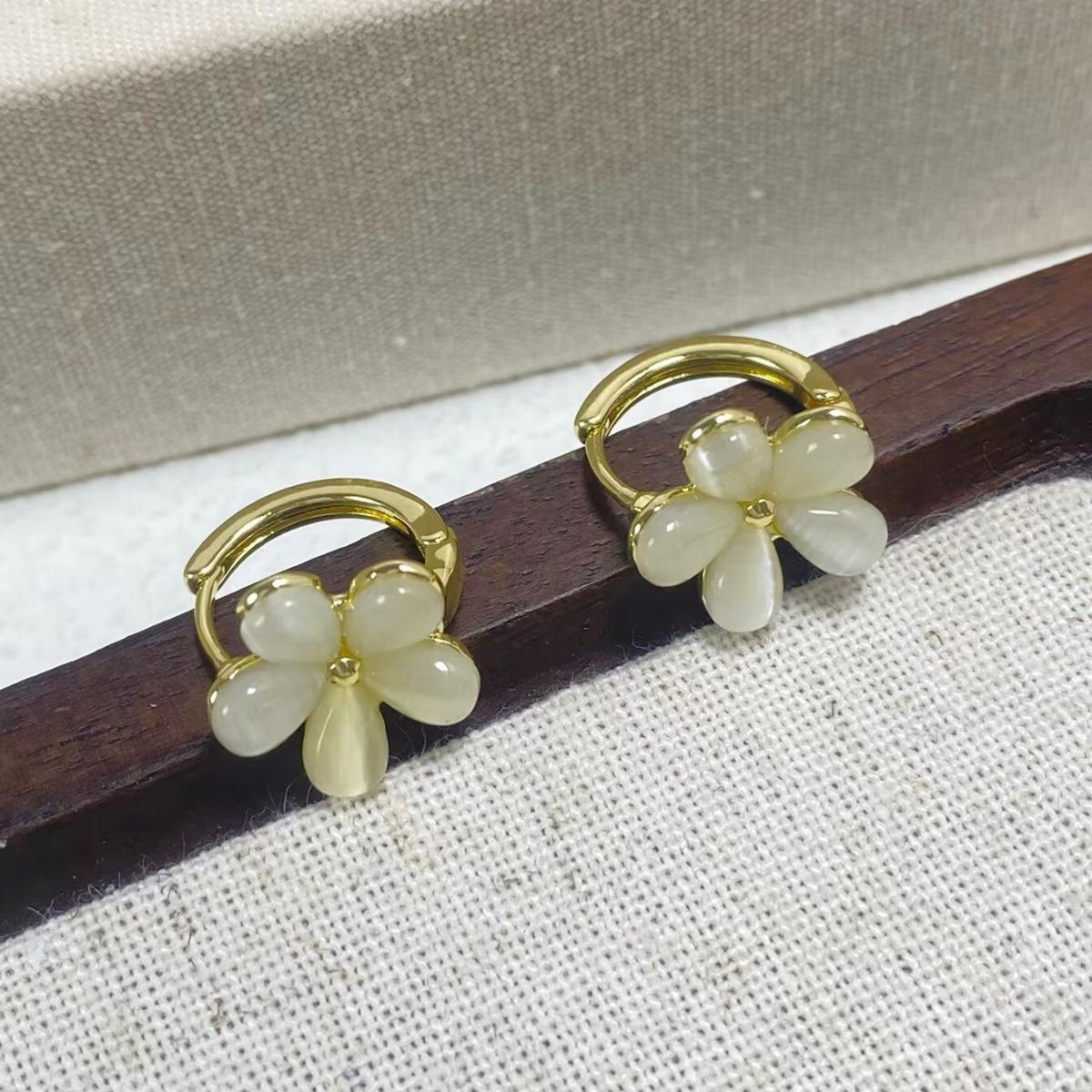 French Cat s Eye Flower Earrings: Elegant, High-End, Versatile Ear Studs