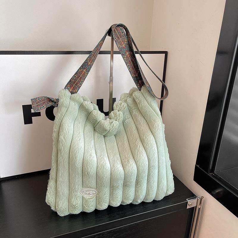 Autumn and winter large-capacity plush bag women's winter new fashion shoulder bag commuter tote bag messenger bag