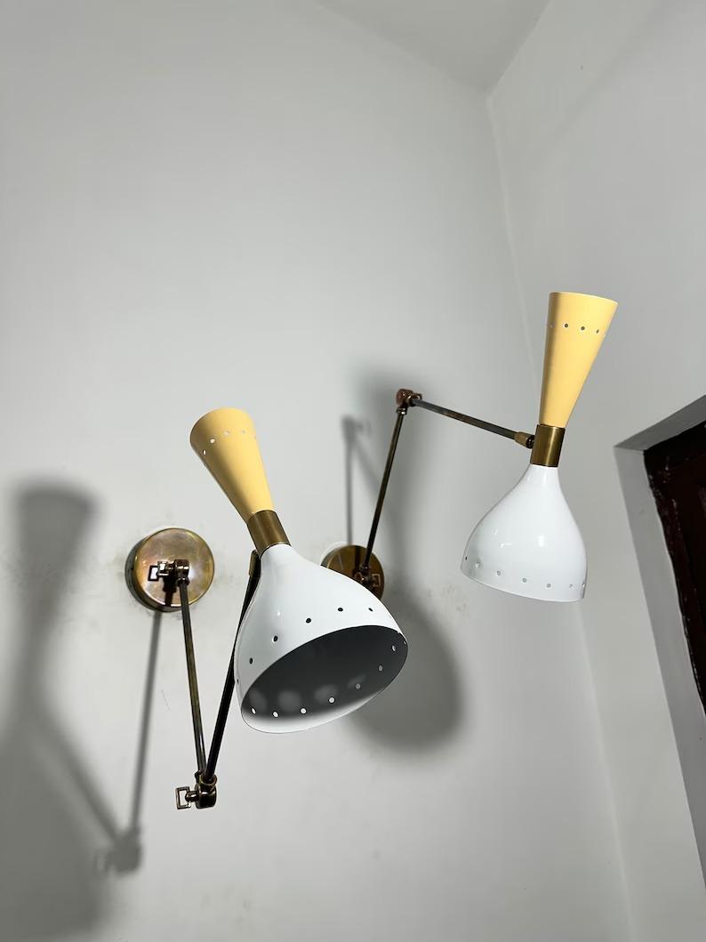 

Mid Century Italian Brass Wall Sconce Pair: Adjustable Reading Lamp жовтий