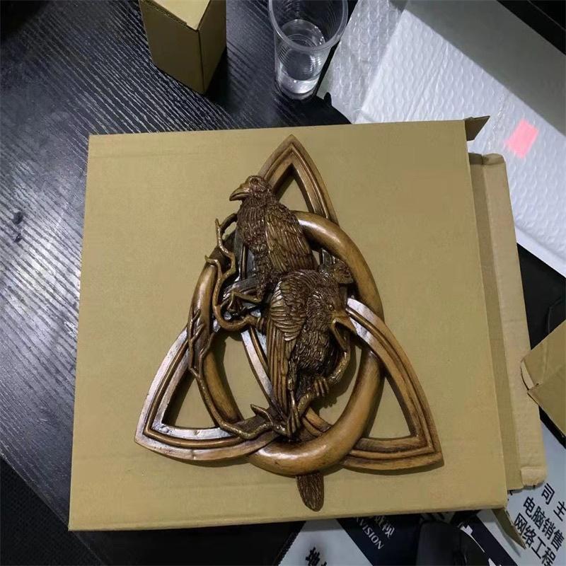 Nordische heidnische Götter schnitzen heidnische Runendekoration Krähe auf dem Boden Harz Wandbehang Dekor Garten Terrasse Tür hängen Anhänger