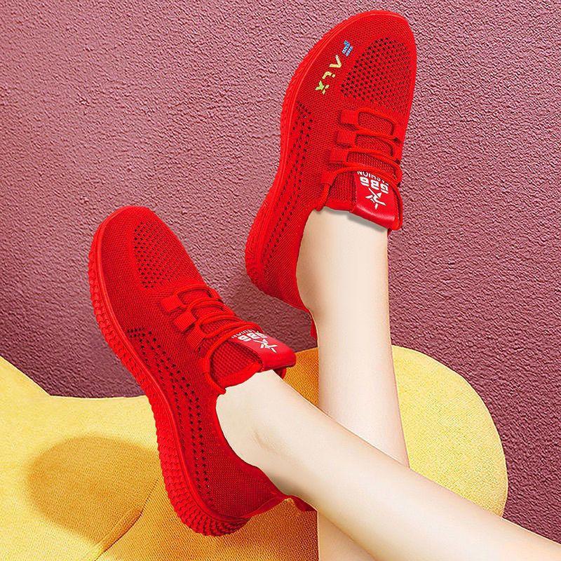 Nouvelles chaussures pour femmes chaussures en maille fly-woven légères et respirantes talon plat semelle souple chaussures décontractées pour mères chaussures de sport à la mode et confortables