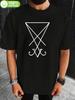 Unisex S T-Shirt mit Grafikdruck okkulter Symbole: Luzifers Siegel und Satans Siegel. Hergestellt aus 180g schwerem schwarzen Stoff mit weißem okkultem Design.