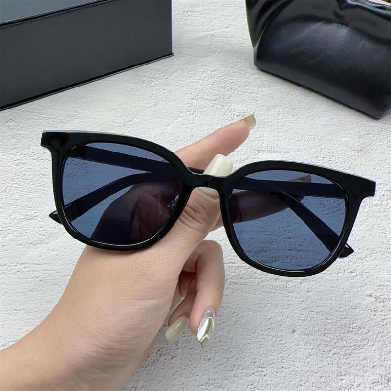 

New Vintage Small Square Frame Fashion Casual Sunglasses Uv400 for Men and Women черный серый