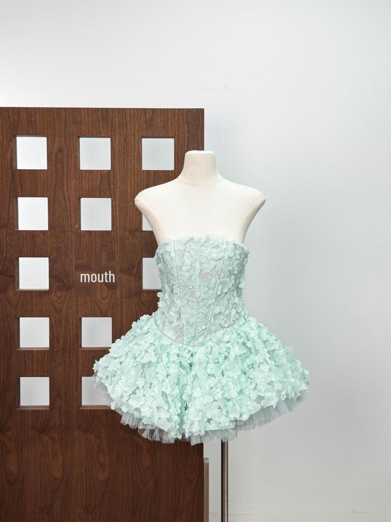 Elegant 25-Year Vietnam Niche Strapless Dress with 3D Flower Waist-Cinch and Puffy Skirt