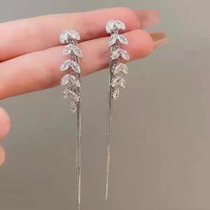 High-end Zircon Pendant Earrings with Fringes for Women, Classic Ear Pendants That Are Versatile and Exquisite.
