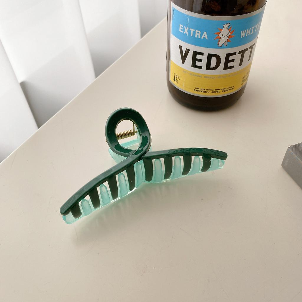 Beautifully Plastic Crafted Hair Claw Clips With Elegant Shapes And Vibrant Colors For Every Hairstyle Needs