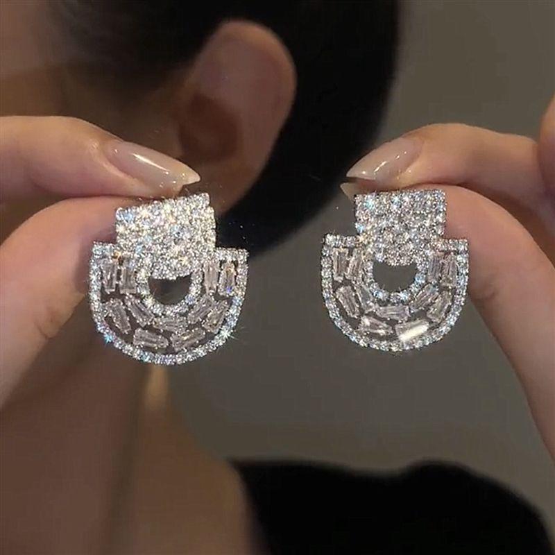 

Sterling Silver Needle Full Diamond Inlaid Ear Studs Fashion Exquisite Stylish Accessible Luxury Earrings Temperament Wild Fancy Earrings Begonia Silver Needle