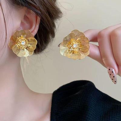 2024 Elegantné Retro Kovové Kvetinové Strieborné Náušnice pre Ženy