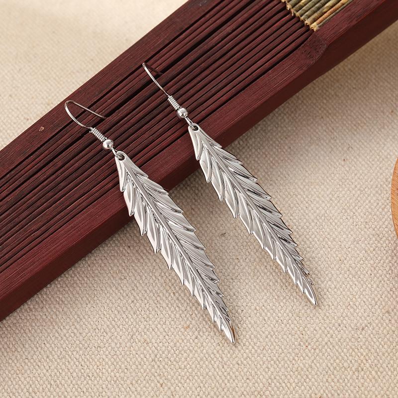 Vintage Design Srebrny Kolor Metalowe Rzeźbione Pióro Długie Wiszące Kolczyki dla Kobiet Biżuteria