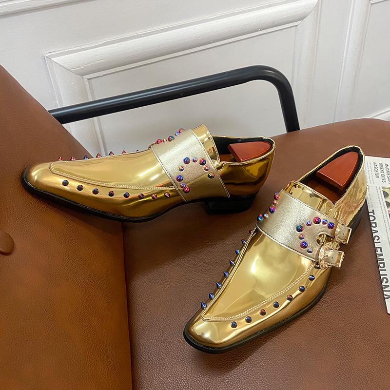 Mocassini da uomo blu e oro taglia L, con punta acuminata, tacco alto in pelle e rivetti metallici