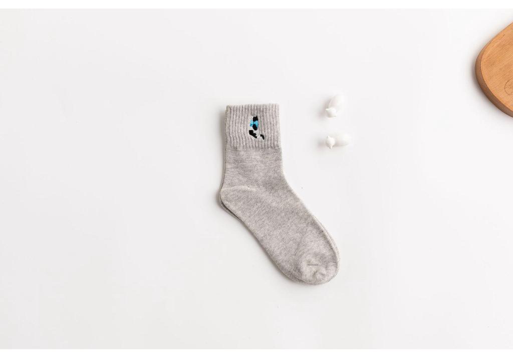Chaussettes Mi-Mollet pour Femmes - Style Coréen et Japonais, Broderie Mignonne, Résistantes aux Odeurs, Couleur Unie, Parfaites pour le Printemps, l'Automne et l'Hiver.