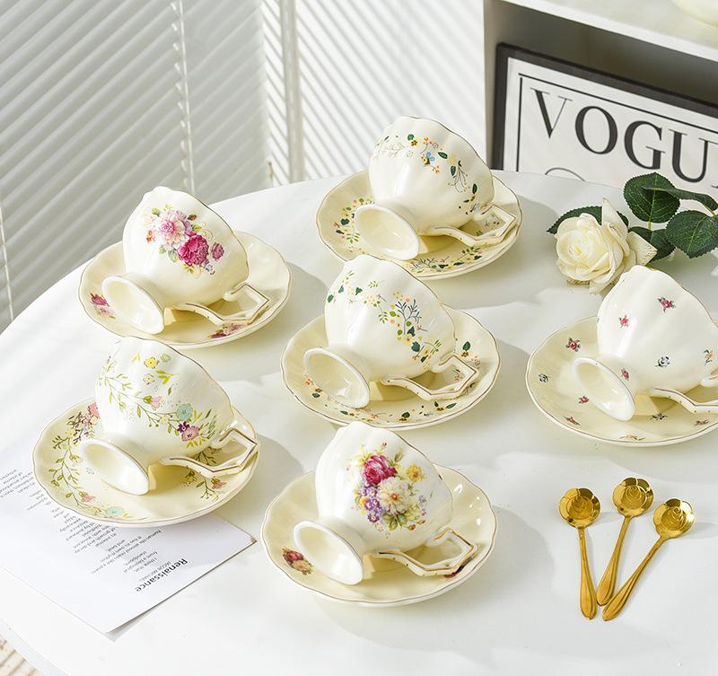 Taza y plato de café de cerámica de flores pequeñas vintage de Phnom Penh francés para té de la tarde