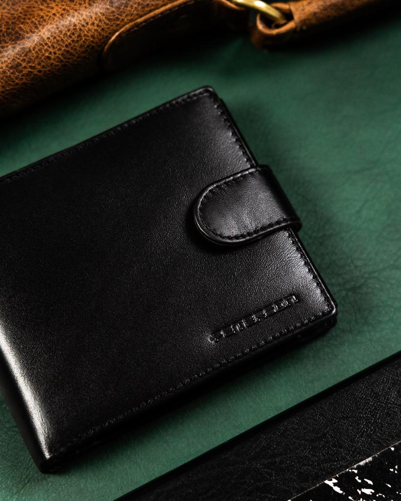 Gift Set: Men's Leather Wallet and Keychain - Peterson