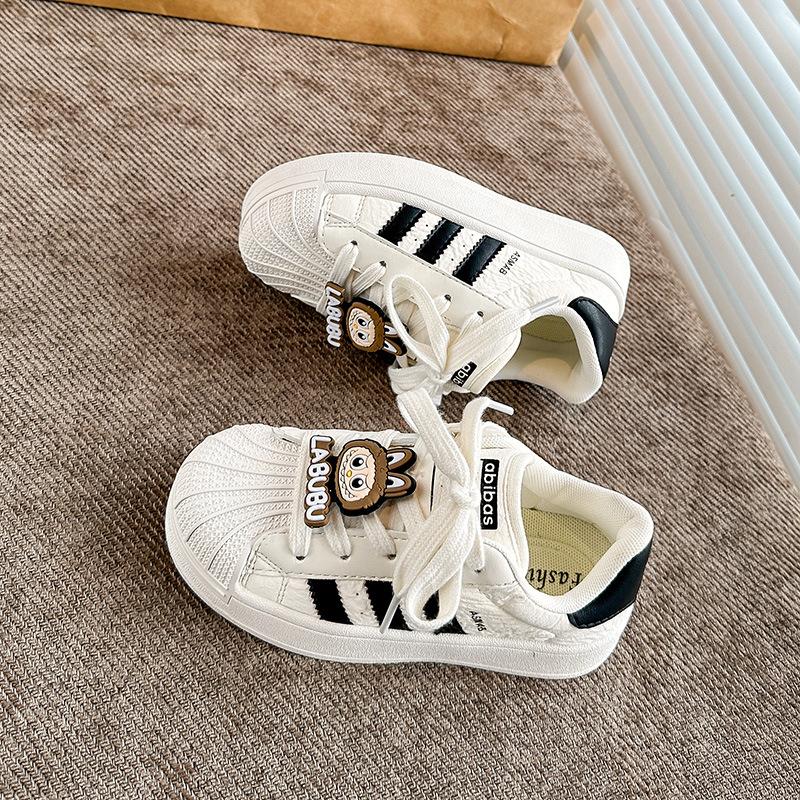 

Туфли на доске для девочек Labubu 2025 осень новая мода с ракушечным носком для мальчиков маленькие белые туфли детская дышащая спортивная обувь 30 чёрный