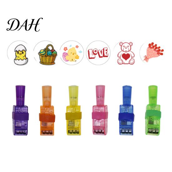 Light Up Finger Rings Christmas Projector Light, Mini Patterns LED Toy for Kids, Tree Party Supplies Ring Projection Xmas Portable Gadgets