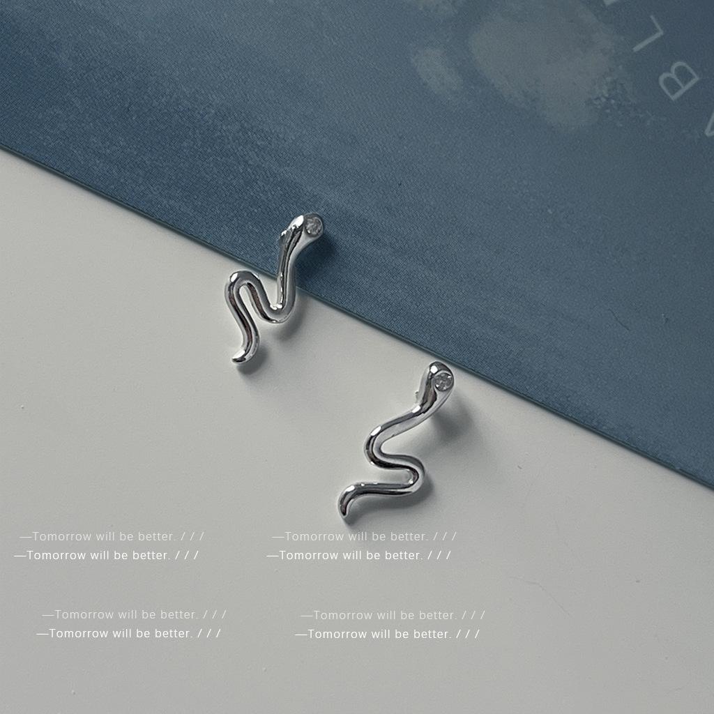 Two ear-raising little spirit snake stud earrings~ 925 silver needle mini version cute sleep without taking off earrings ins earrings
