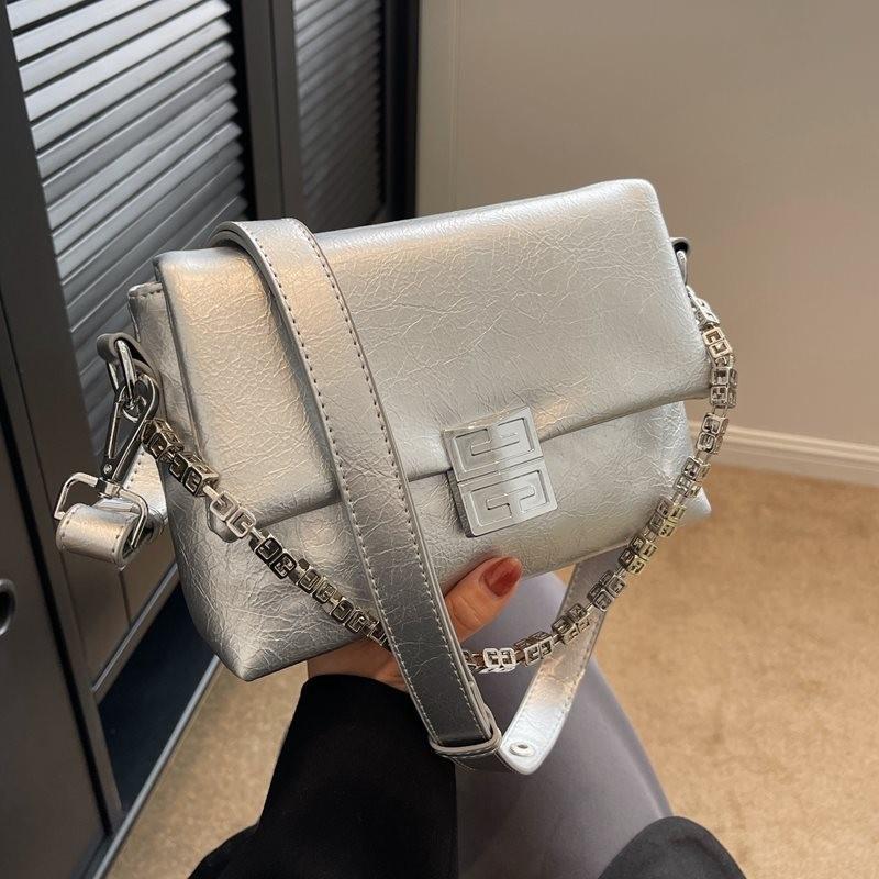 High-quality Silver Chain Crossbody Bag For Women Providing A Modern Touch And Soft Feel For Outfits