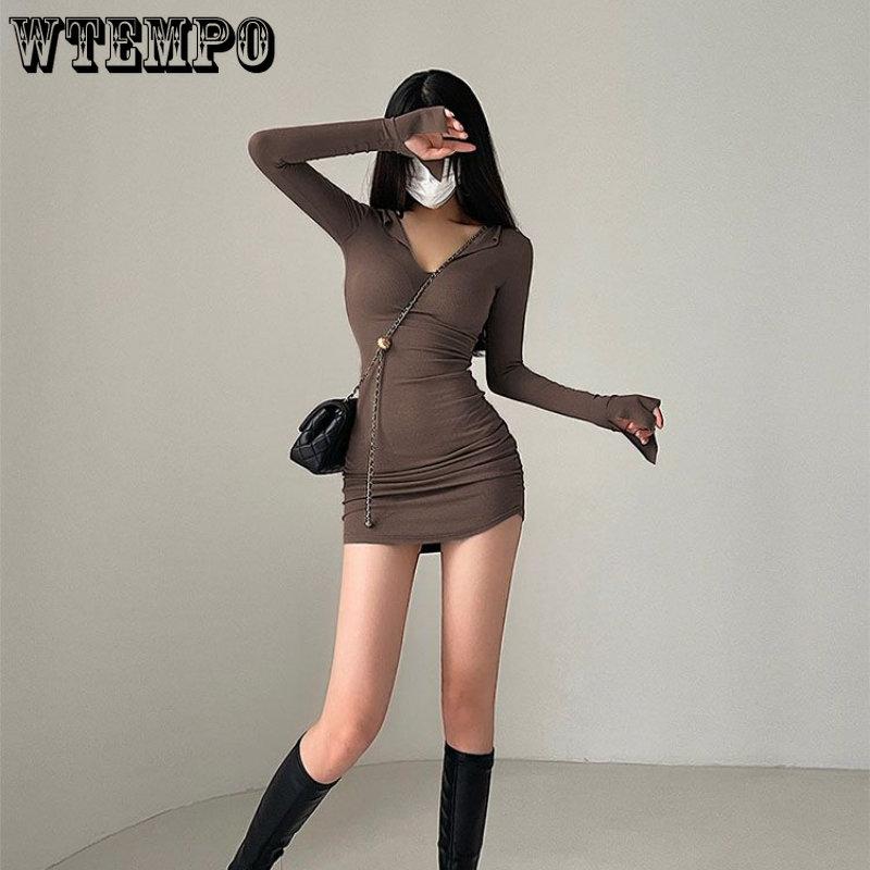 Přiléhavé skládané šaty s dlouhým rukávem a výstřihem do V s jarními a podzimními dámskými šaty na hýždě