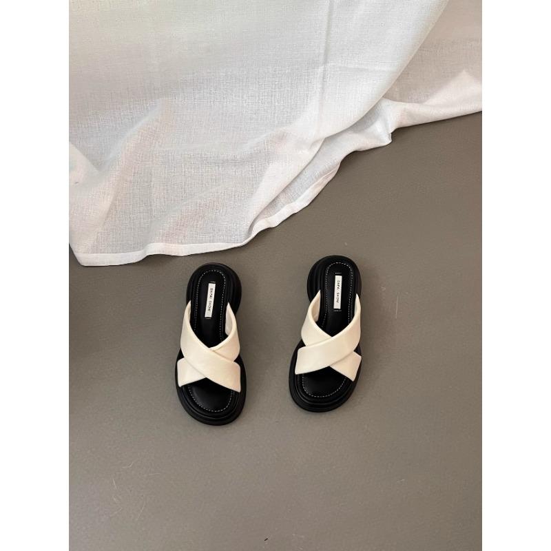Thick-soled slippers for women's summer wear, new summer muffins to increase the height and cool slippers, small sandals and sandals.