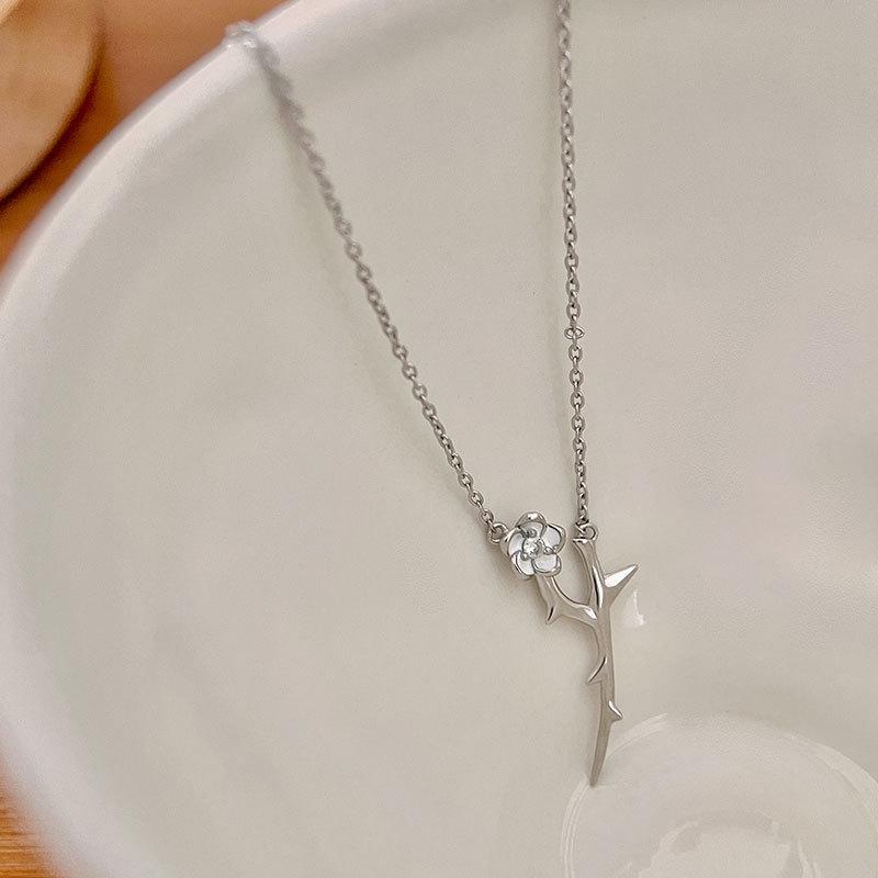 Flowers and Thorny Temperament Sweater Necklace for Women Light Luxury Niche Design High-end Cool