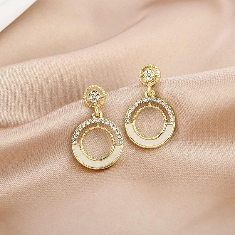 "Silver Needle Pearl & Zircon Bow Earrings: Niche Design, Stylish & Versatile, Light Luxury High-End Accessory"