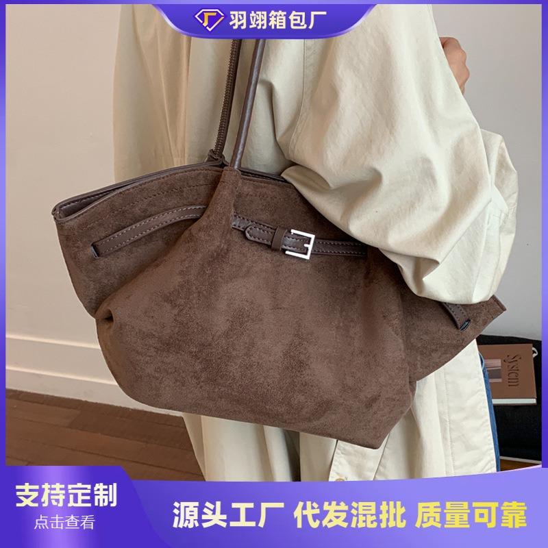 Large capacity bag women's new autumn and winter versatile retro shoulder pleated bag commuter tote bag