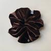 Oar Drop Wide Velvet Cameo Scrunchie [Brown]
