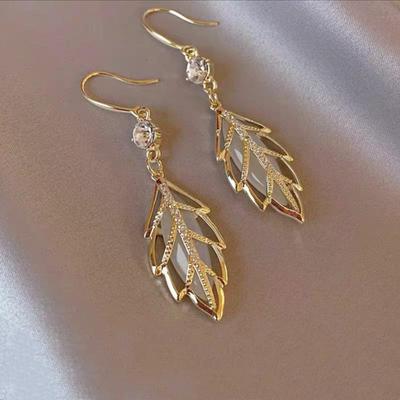 Orecchini da donna coreani di alta gamma: Pietra Occhio di Gatto Micro-Intarsiata, Design a Foglia, Ganci per Orecchie, Lusso Leggero, Alla Moda e Personalizzato.