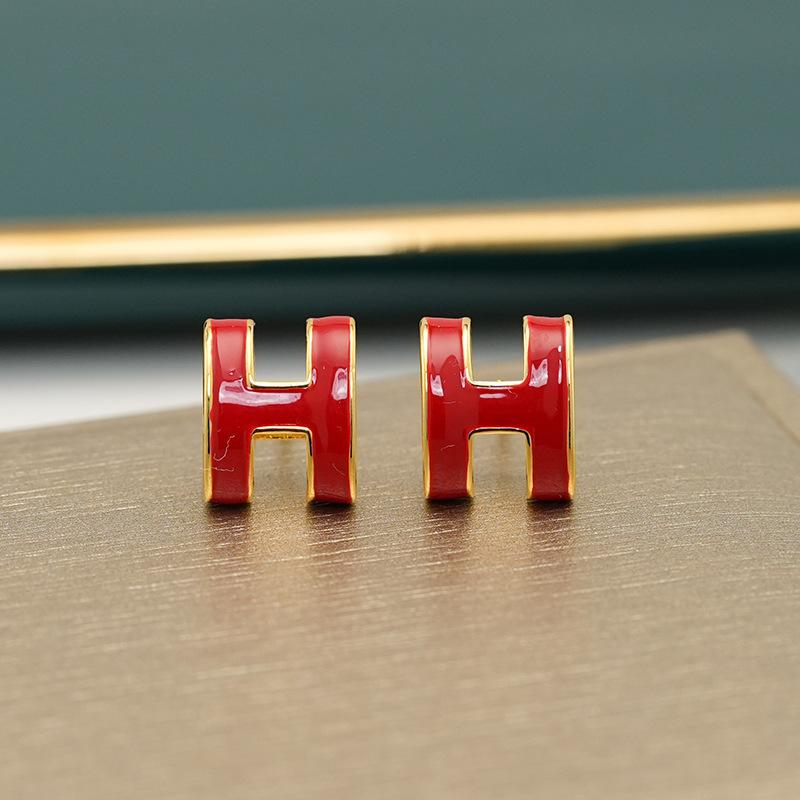 

Серьги-гвоздики с трехмерной эмалевой глазурью в форме буквы H, передовой дизайн, изысканный и маленький темперамент сережек, универсальные серьги 14k бордовый